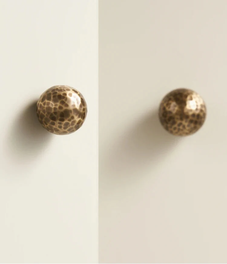 Bouton de meuble en laiton bronze martelé, vue de face