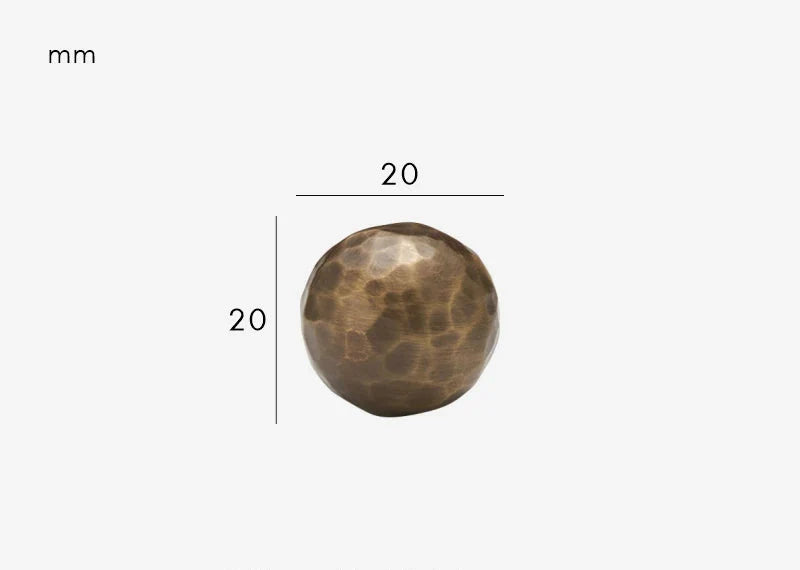 Gros plan sur la texture martelée du bouton en bronze