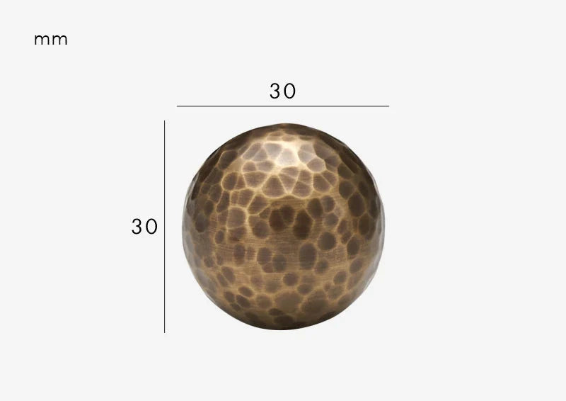Vue rapprochée du bouton en bronze installé sur un meuble
