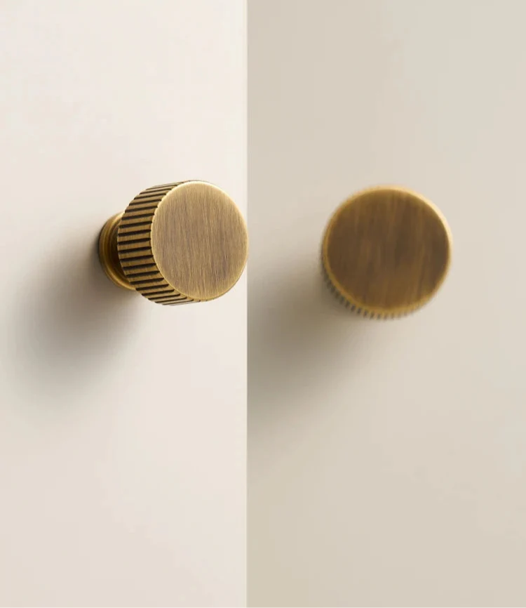 Bouton de meuble en laiton bronze brossé, strié et élégant