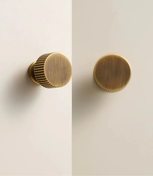 Bouton de meuble en laiton bronze brossé, strié et élégant