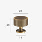 Vue rapprochée d'un bouton de meuble en bronze brossé
