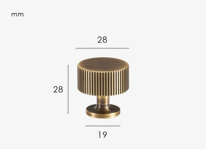 Vue rapprochée d'un bouton de meuble en bronze brossé