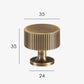 Bouton de meuble strié, finition bronze brossé sur fond neutre