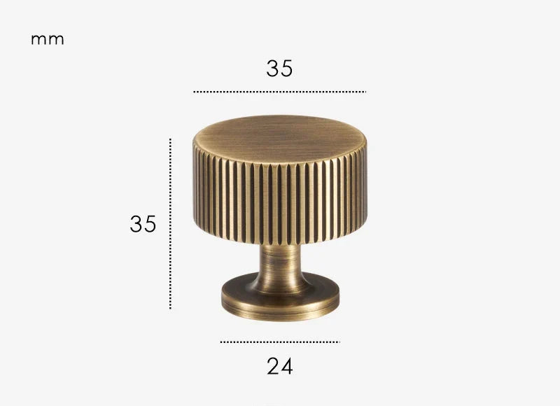 Bouton de meuble strié, finition bronze brossé sur fond neutre