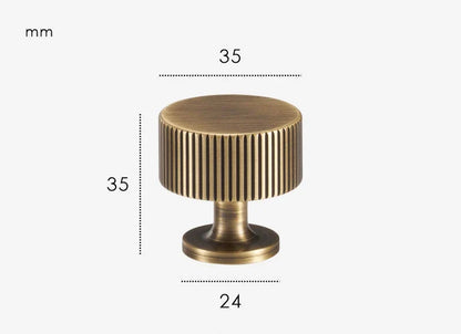 Bouton de meuble strié, finition bronze brossé sur fond neutre