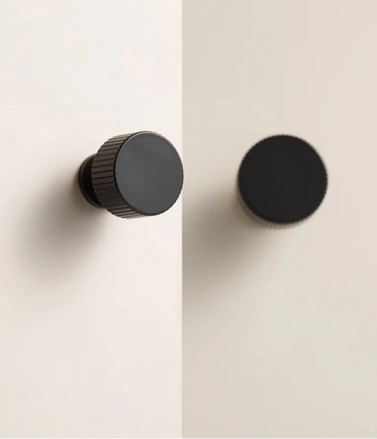 Bouton de meuble noir strié en laiton brillant