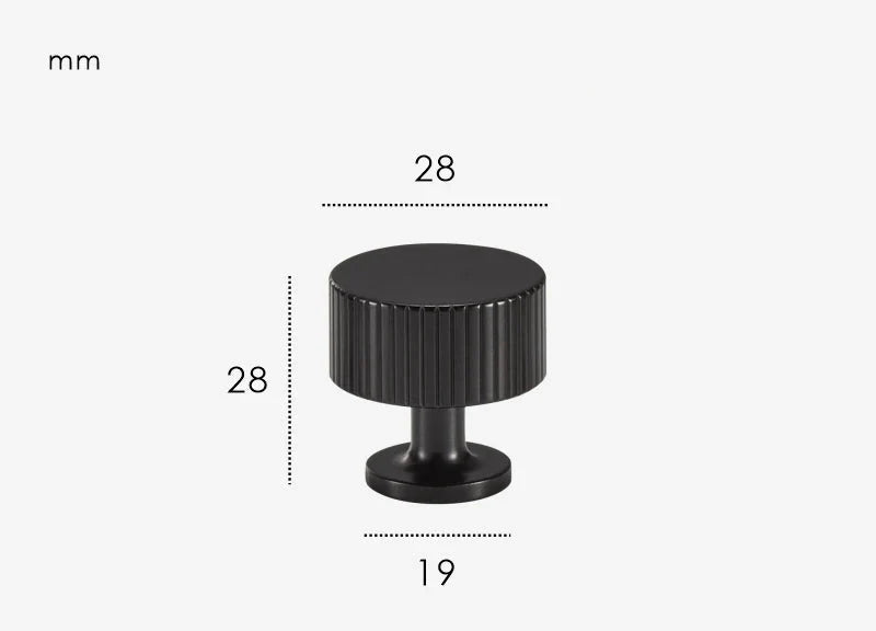 Vue rapprochée du bouton noir strié pour meuble