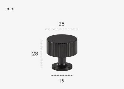 Vue rapprochée du bouton noir strié pour meuble