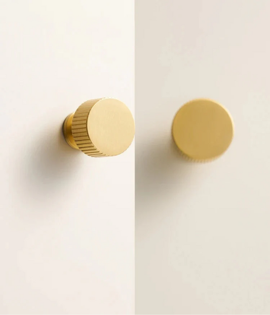Bouton de meuble or brossé installé sur un tiroir