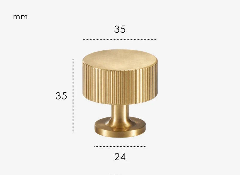 Gros plan sur les stries du bouton en laiton doré