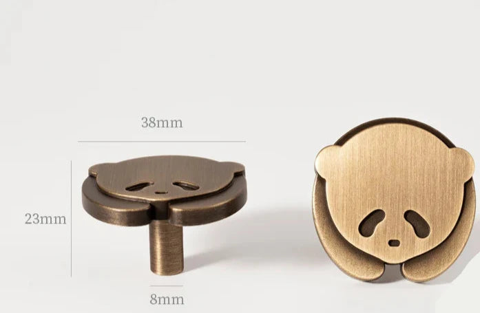 Vue rapprochée d'un bouton panda pour meuble enfant