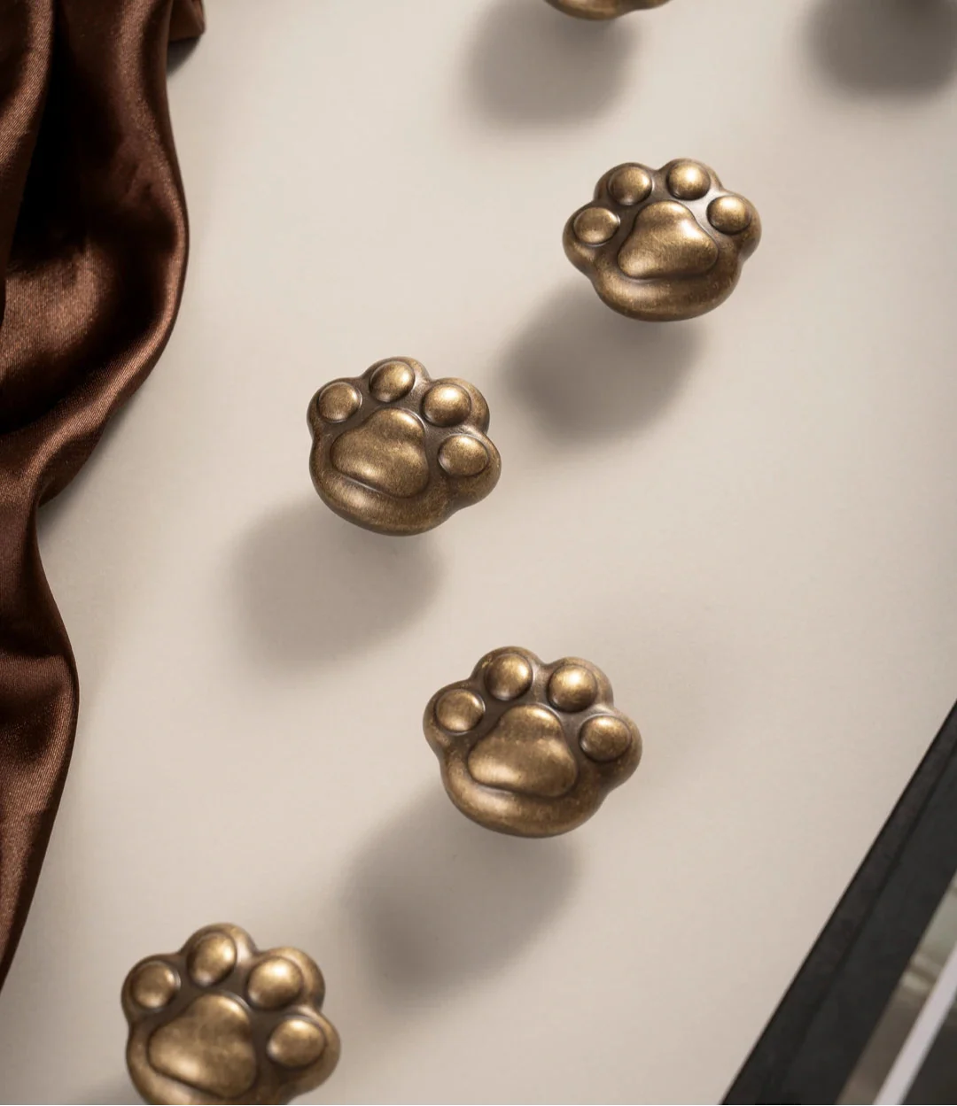 Bouton de meuble en laiton, forme patte de chat