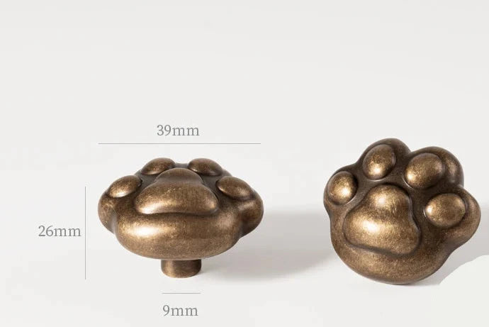 Vue rapprochée d'un bouton patte de chat en laiton