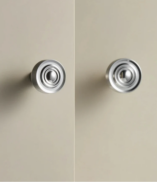 Bouton de meuble en laiton chromé sur fond blanc