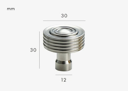 Bouton de meuble ancien avec finition chromée élégante