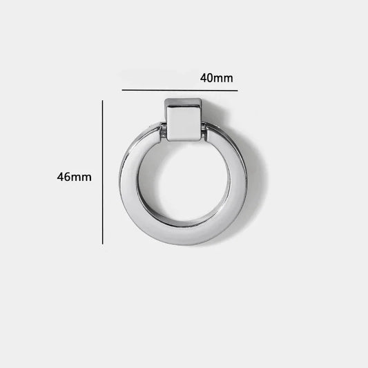 Bouton de meuble en laiton chromé sur fond blanc