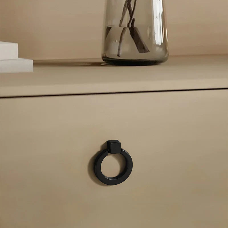 Vue rapprochée d'un bouton ergonomique noir mat