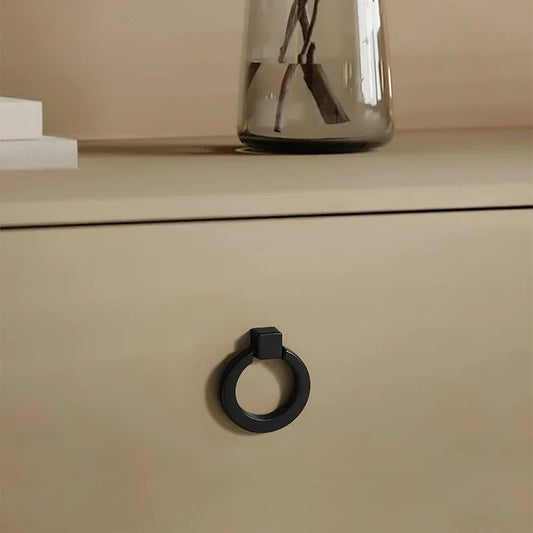 Vue rapprochée d'un bouton ergonomique noir mat