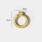 Bouton de meuble en laiton or brillant sur fond blanc