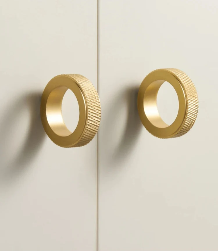 Bouton de meuble en forme d'anneau doré, texture striée