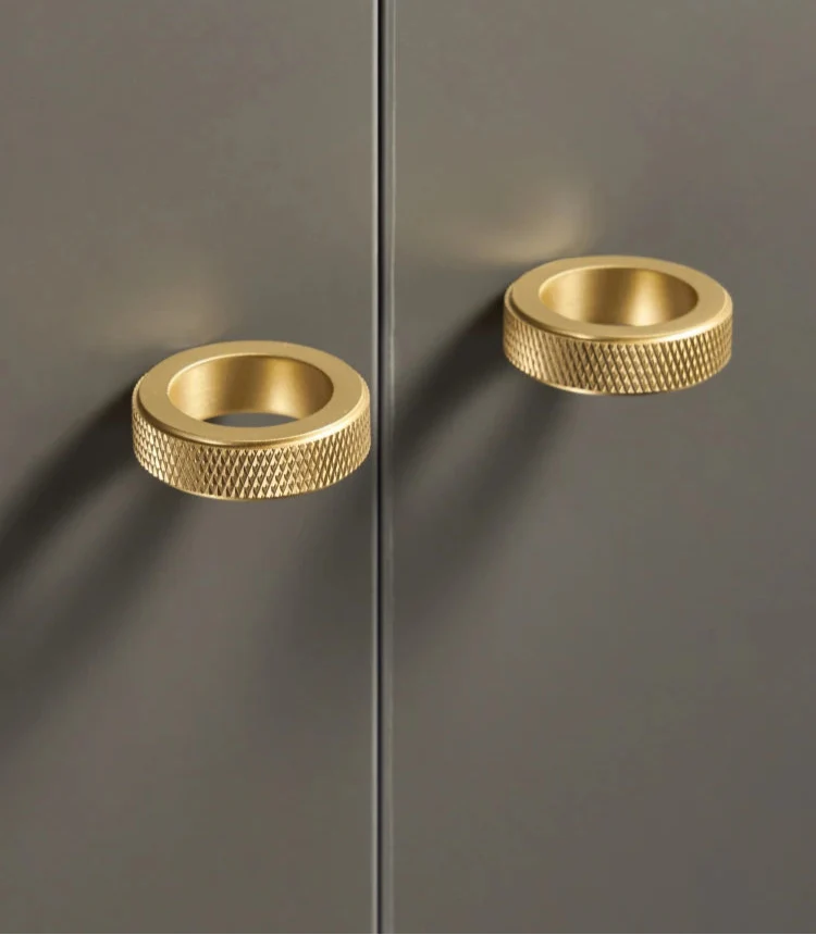 Vue rapprochée d'un bouton anneau doré pour tiroirs