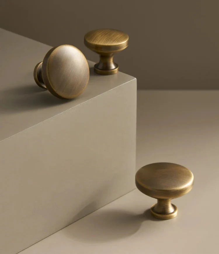 Bouton de meuble élégant en bronze brossé, vis incluses