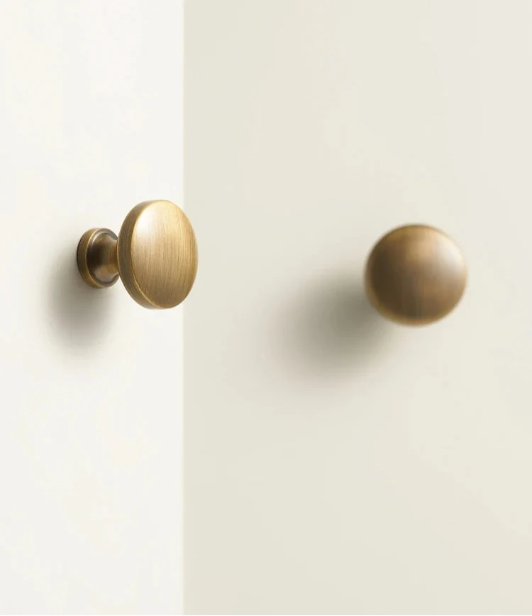 Bouton de meuble en bronze brossé sur fond blanc