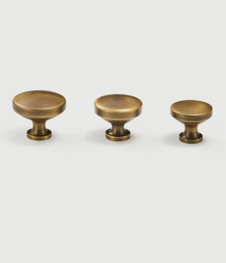 Vue rapprochée d'un bouton en laiton bronze brossé