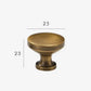 Détail du grain brossé sur un bouton de meuble en bronze