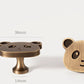 Vue rapprochée d'un bouton de meuble panda or brossé