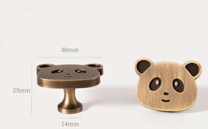Vue rapprochée d'un bouton de meuble panda or brossé