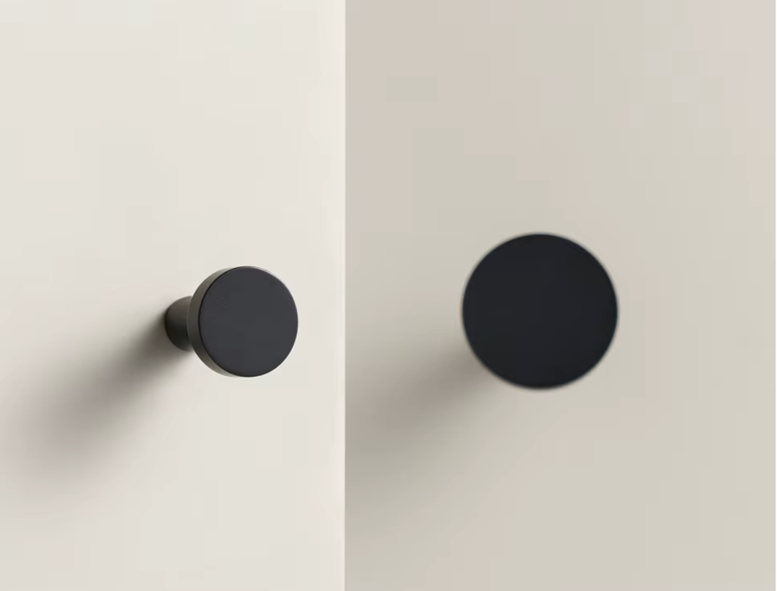 Bouton de meuble noir en laiton sur fond blanc