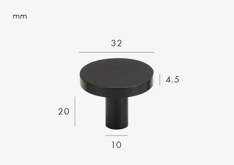 Bouton noir en laiton monté sur un meuble en bois