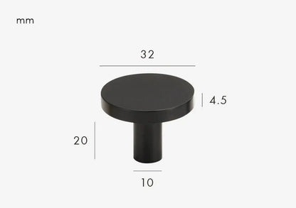 Bouton noir en laiton monté sur un meuble en bois