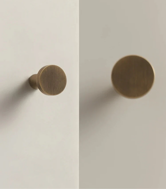 Bouton de meuble en laiton bronze sur fond blanc