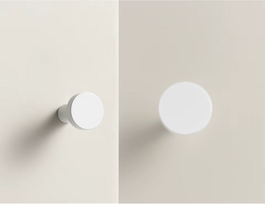 Bouton de meuble blanc en laiton massif sur fond neutre