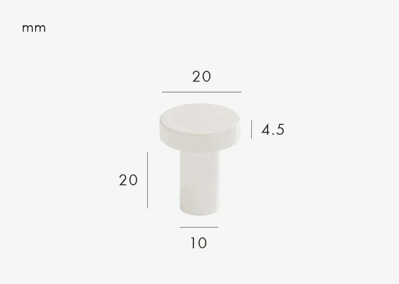 Vue rapprochée d'un bouton blanc pour armoire en laiton