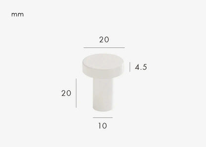 Vue rapprochée d'un bouton blanc pour armoire en laiton