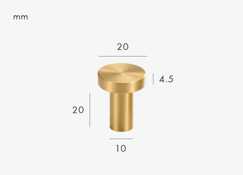 Bouton de meuble en laiton sur fond blanc