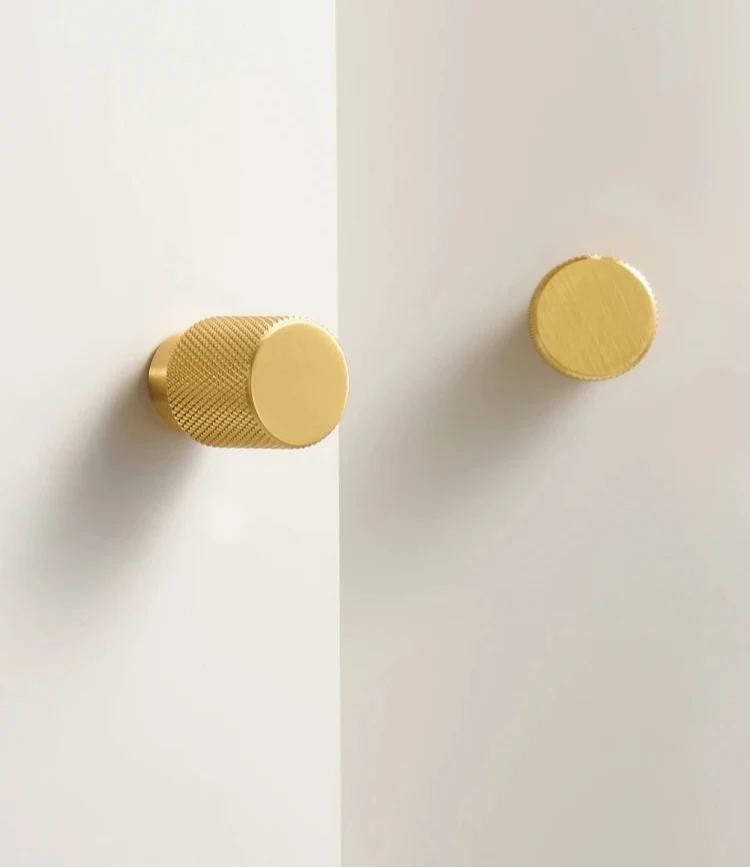 Vue rapprochée d'un bouton de meuble or classique