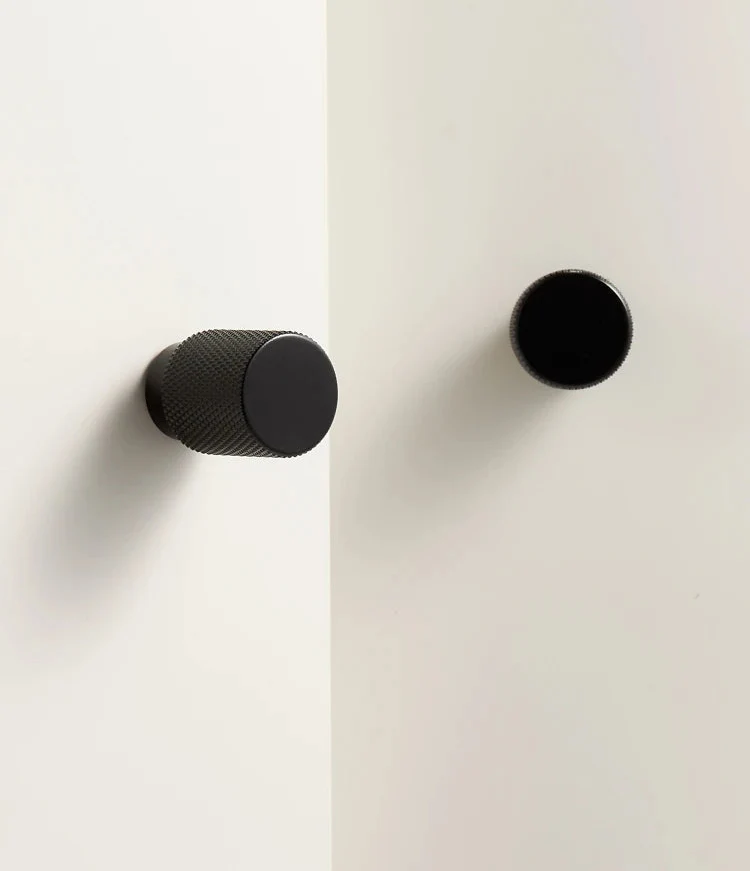 Vue rapprochée d'un bouton de meuble noir classique