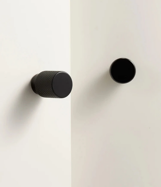 Vue rapprochée d'un bouton de meuble noir classique