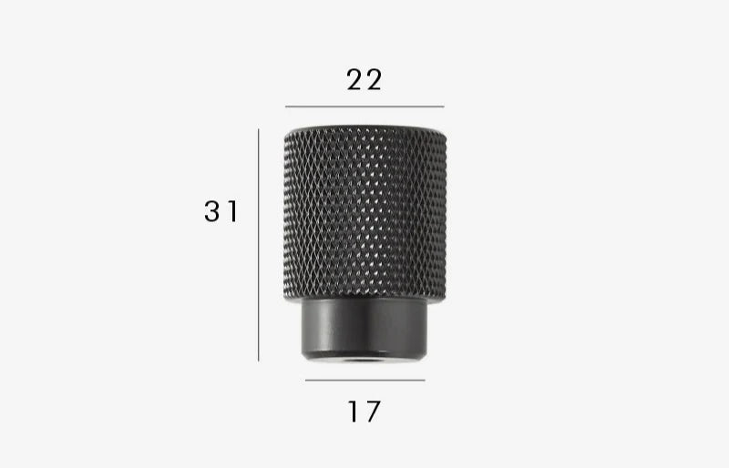 Bouton de meuble noir en laiton sur fond blanc