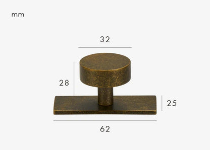 Vue de côté du bouton effet pierre ocre pour armoires