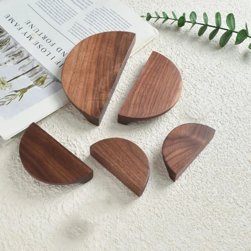 Bouton de meuble en bois de noyer sur fond blanc