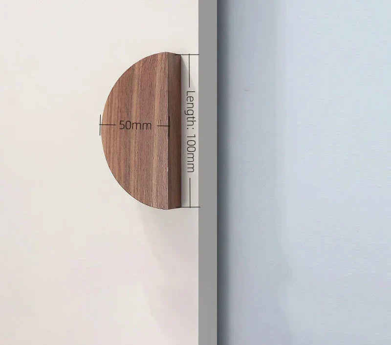 Vue latérale d'un bouton en bois de noyer