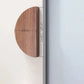 Bouton de meuble en bois de noyer installé