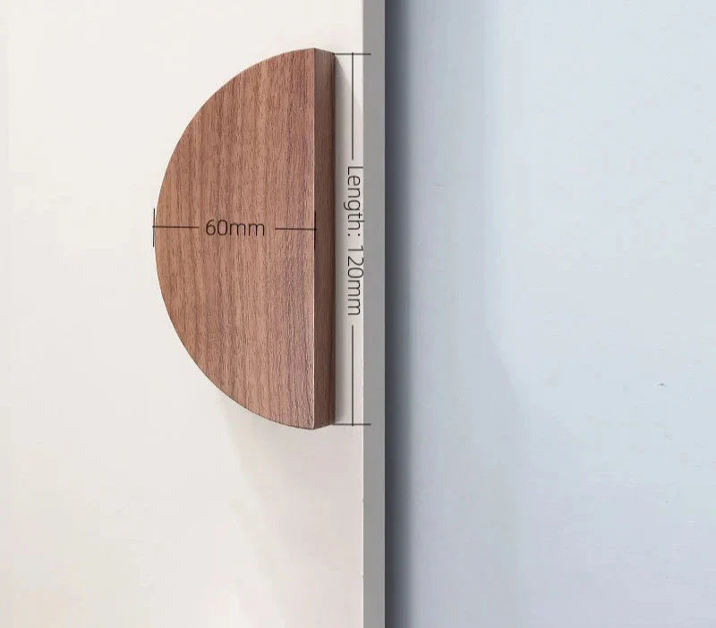 Bouton de meuble en bois de noyer installé