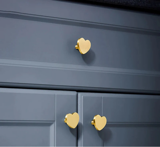 Vue latérale du bouton cœur en laiton or brossé